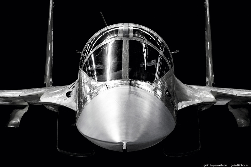 Illustration for article titled These Riveting Photos Show How Russia's Su-34 Fullback Fighter-Bombers Get Built